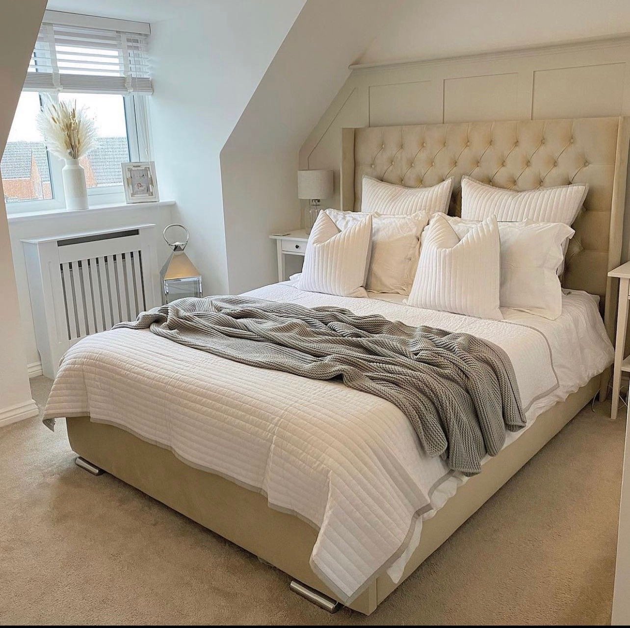 Chesterfield Wing Bed - Uneekhome